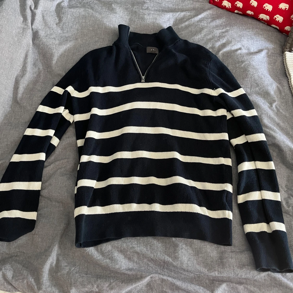 Svart och vit randig tröja med dragkedja