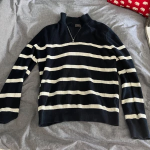 Svart och vit randig tröja med dragkedja - Snygg svart och vit randig tröja med dragkedja i halsen från hm storlek M