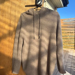 Kashmir hoodie - En Kashmir tröja som är väldigt snygg nu när det börjar bli lite varmare och våren kommer. Den har en väldigt fin färg som gör att du också sticker ut lite. Jag är 183cm och den är lite för liten för mig, storleken är M men sitter bättre på en som har s. Skriv om du har någon fråga eller fundering💫