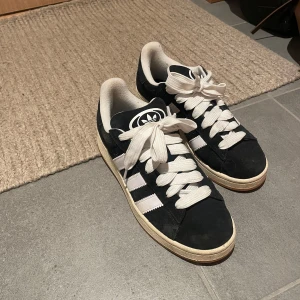 Adidas campus  - Nästan helt oanvända svarta adidas campus!!