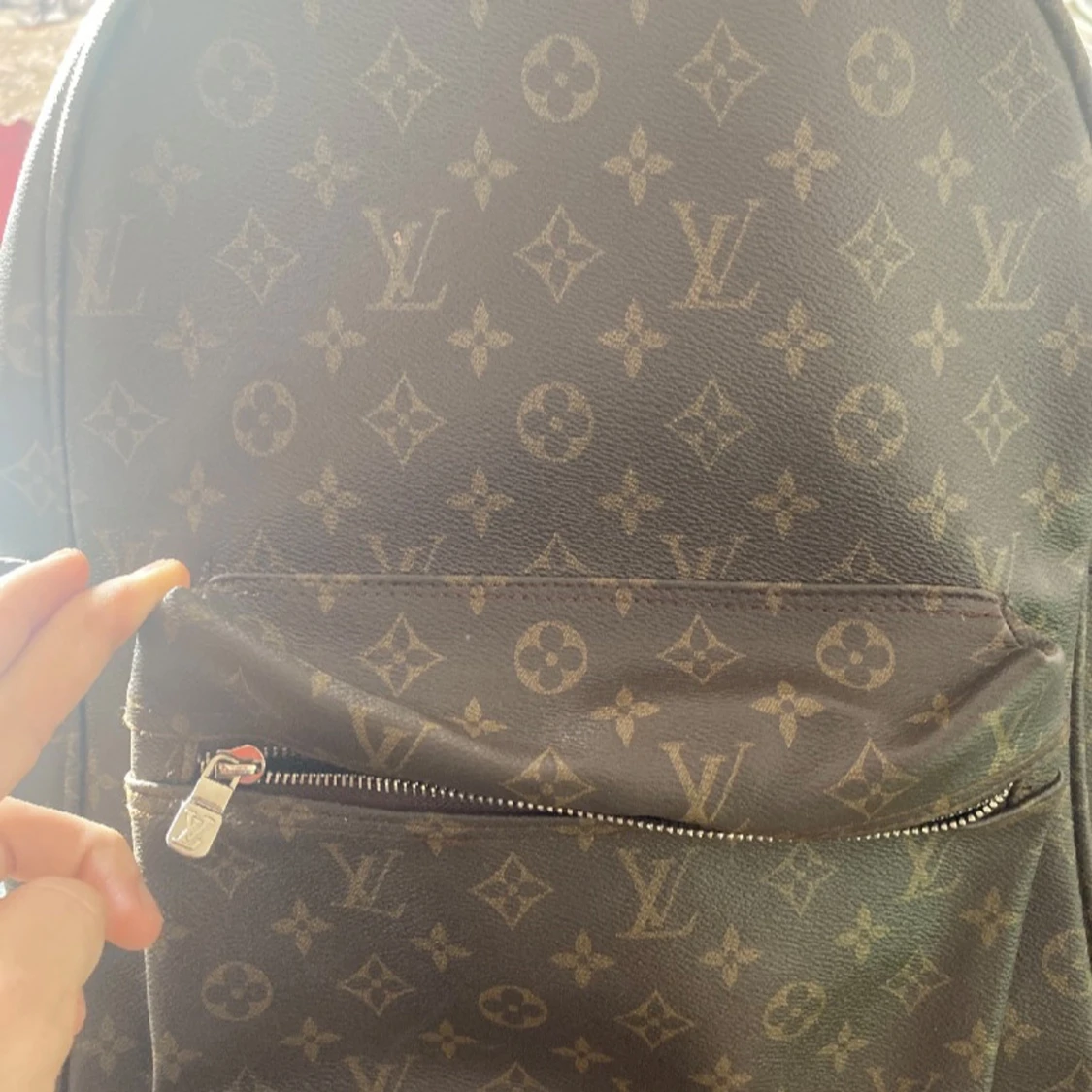 Brun ryggsäck med monogram