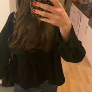 Kort svart ”kappa”  - Fin svart jacka/kappa från Stradivarius. Den är i storlek XS och i bra skick. Perfekt nu till våren🌸🫶🏼