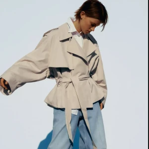 Beige trenchcoat med bälte SÖKER  - SÖKER denna hör gärna av er om ni har den!!🥰🥰betalar bra 