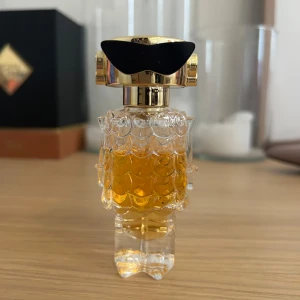 Paco rabanne fame 30ml - Noter av fruktig, blommig, rökelser, jasmin, vanilj, mango, bergamot, och sandelträ. Härlig sommar doft. Mer än halv full kvar. 