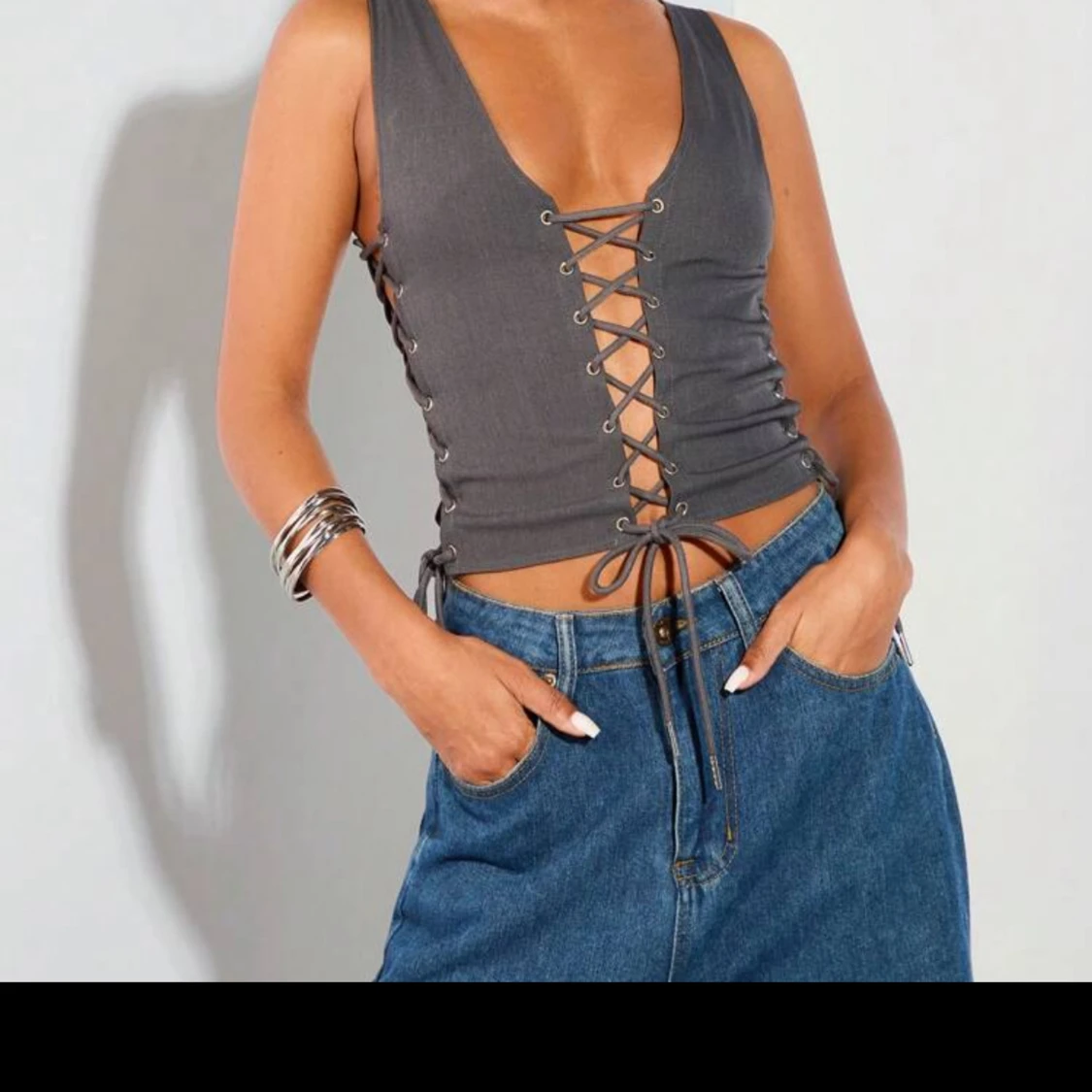 Grå korsettväst med snörning