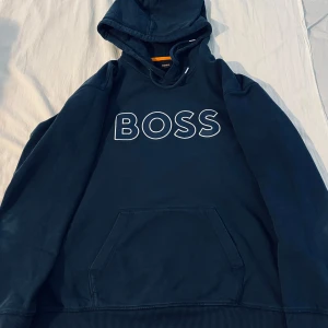Boss - Säljer den Huggo boss hoodie i storlek M som ligger i bra skick, inga skador eller något 