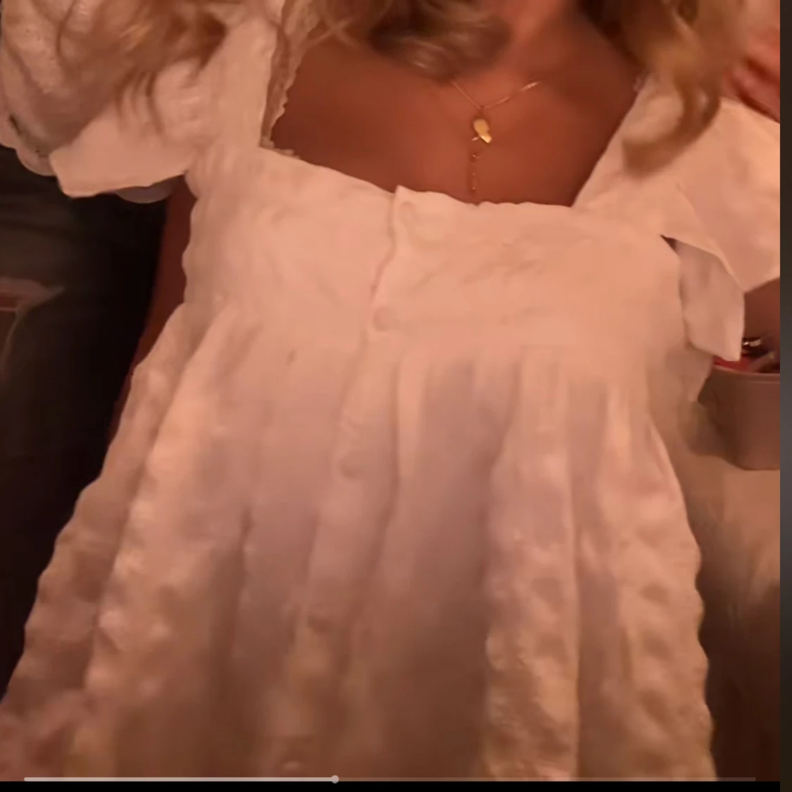 Vit blus med volangdetaljer - 1