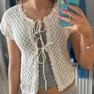 Vit spetskofta från Lindex - Helt ny oanvänd Lindex kofta med prislapp kvar. Köpte för 349 men säljer för 99kr!!!