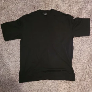 Svart t-shirt från Bershka - Säljer en svart t-shirt från Bershka i oversized passform. Perfekt för en avslappnad stil. 