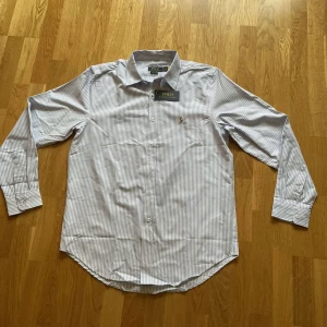 Randig skjorta från Ralph Lauren - Randig skjorta från Ralph Lauren. Oanvänd. Nypris 2099 kr. 