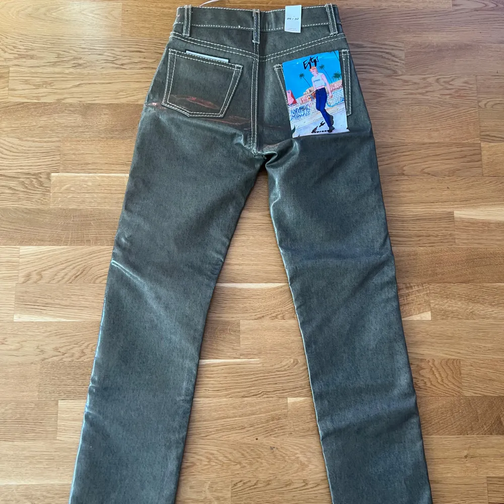 Nya byxor från eytys modell cypress storlek 25 i midjan men inte stretchiga alls och upplever dem som väldigt små i storleken. Jag brukar ha ca 25 i midjan och kan inte ens få upp dem🥺. Farkut & Housut.