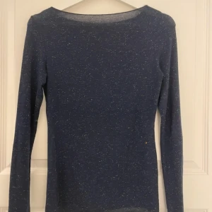 Marinblå glittrig intimissimi tröja💘 - Glittrig mörkblå intimissimi i nyskick . Har knappast använts har bara testats en gång . Perfekt fest eller sommartop Tröjan säljs inhe mer på hemsidan. Nypris 560kr. Skriv för fler bilder 🌺