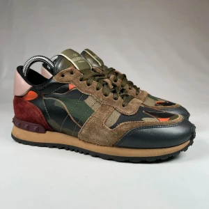 Valentino rockrunner  - Ett par snygga rockrunners till ett bra pris.               Hör av dig om du har några frågor!