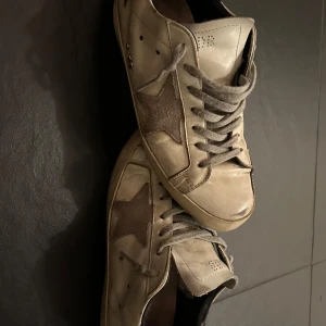 Golden goose 42/43 - Golden goose beat up. Funkar fortfarande att använda fint. Pris kan diskuteras vid snabb affär. Skick 5/10. Sulan under är lite sönder.