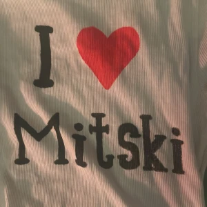 ”i <3 mitski” baby tee - jättesöt baby tee med handgjort tryck, kommer inte till användning tyvärr så därför säljer jag!! (original t-shirten är från even&odd)