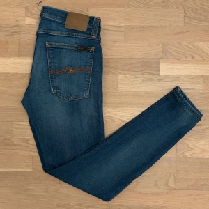 Nudie jeans  - Säljer ett fint par nudels jeans i jätte fint skick. Jeansen är i storlek w30 l32. De är i fin blåfärg och har inga defekter. Har du några som helst frågor så är det bara att hojta till!