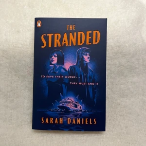 The Stranded - Spännande bok av Sarah Daniels där en lyxkryssare blivit hem för de strandsatta. I en värld av extrem ojämlikhet kämpar Esther och Nik för frihet. Perfekt för dig som gillar dystopiska äventyr!