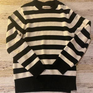 Helt ny stickad tröja från Nudie Jeans - Säljer sjukt snygg randig tröja från Nudie Jeans i svart och vit. Tröjan är knappt använd och är i helt ny skick. Verifikation av köpet finns de är bara och fråga! 