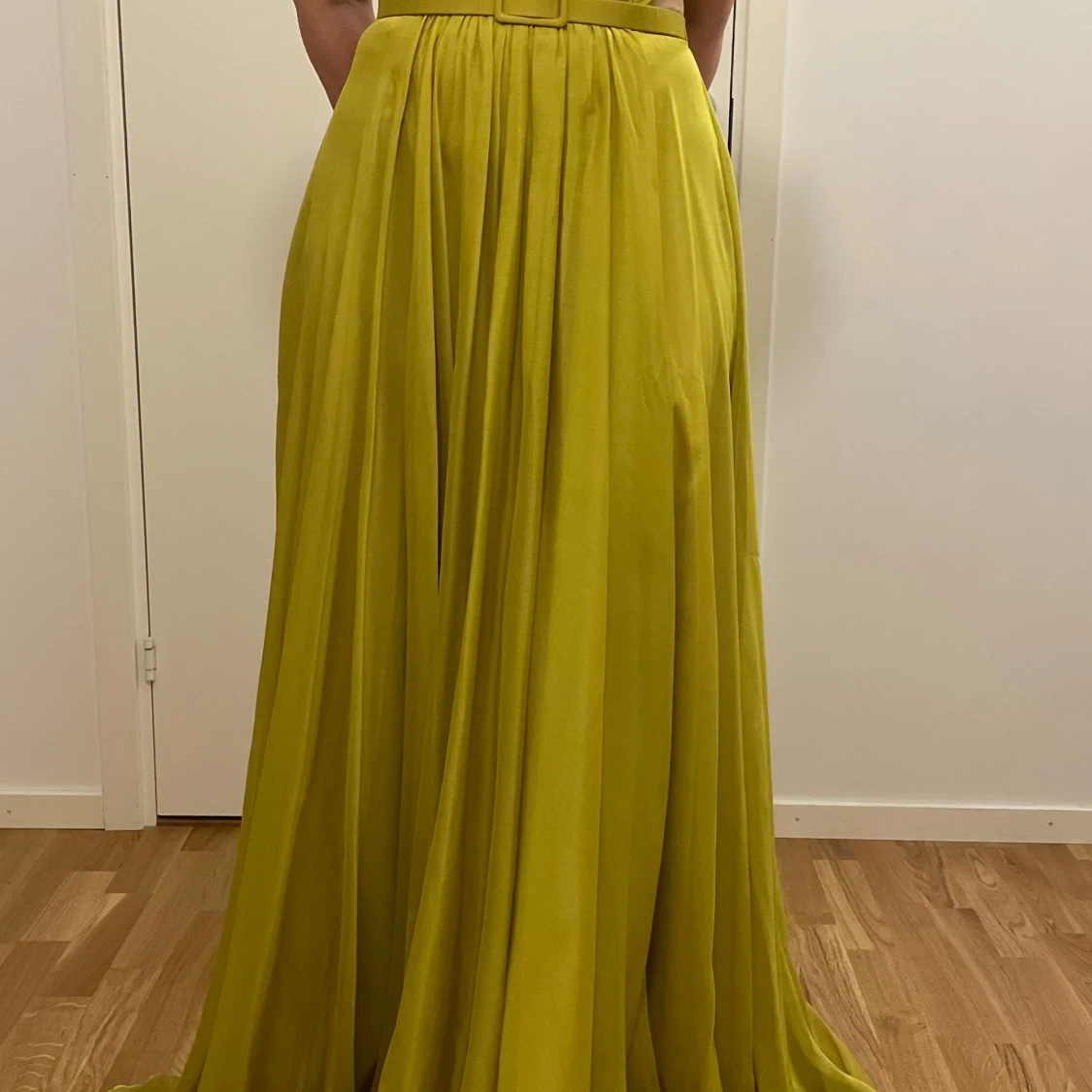 Grön långklänning med stora blommor - 2