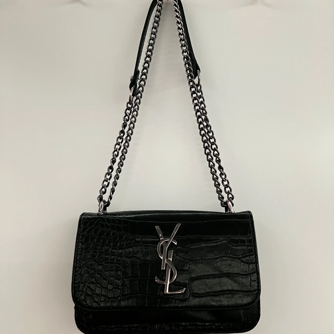 Svart axelremsväska  - 2