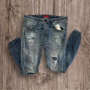 Jack and Jones Jeans - Riktigt sköna jeans med schyssta slitningar        W32 L34// Skriv vid funderingar🤩