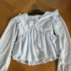 Blå blus från Gina Tricot -  Jag säljer en blå blus från Gina Tricot i storlek 146 - 152  