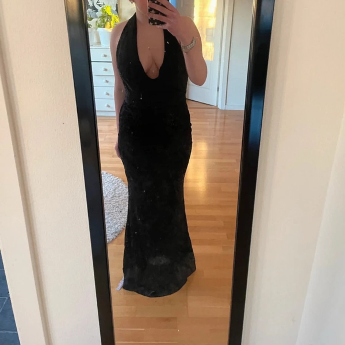 Svart långklänning med djup ringning