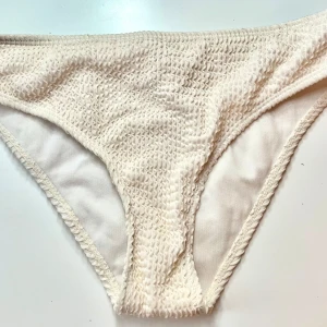 Vit ribbad bikiniunderdel - Säljer en vit bikiniunderdel med ribbad struktur, materialet är stretchigt och bekvämt. Storlek xs/s. Pris går att diskutera💞