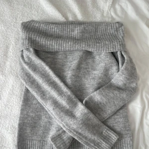 Off shouldet stickad tröja  - Stickad tröja från gina young, helt oanvänd 