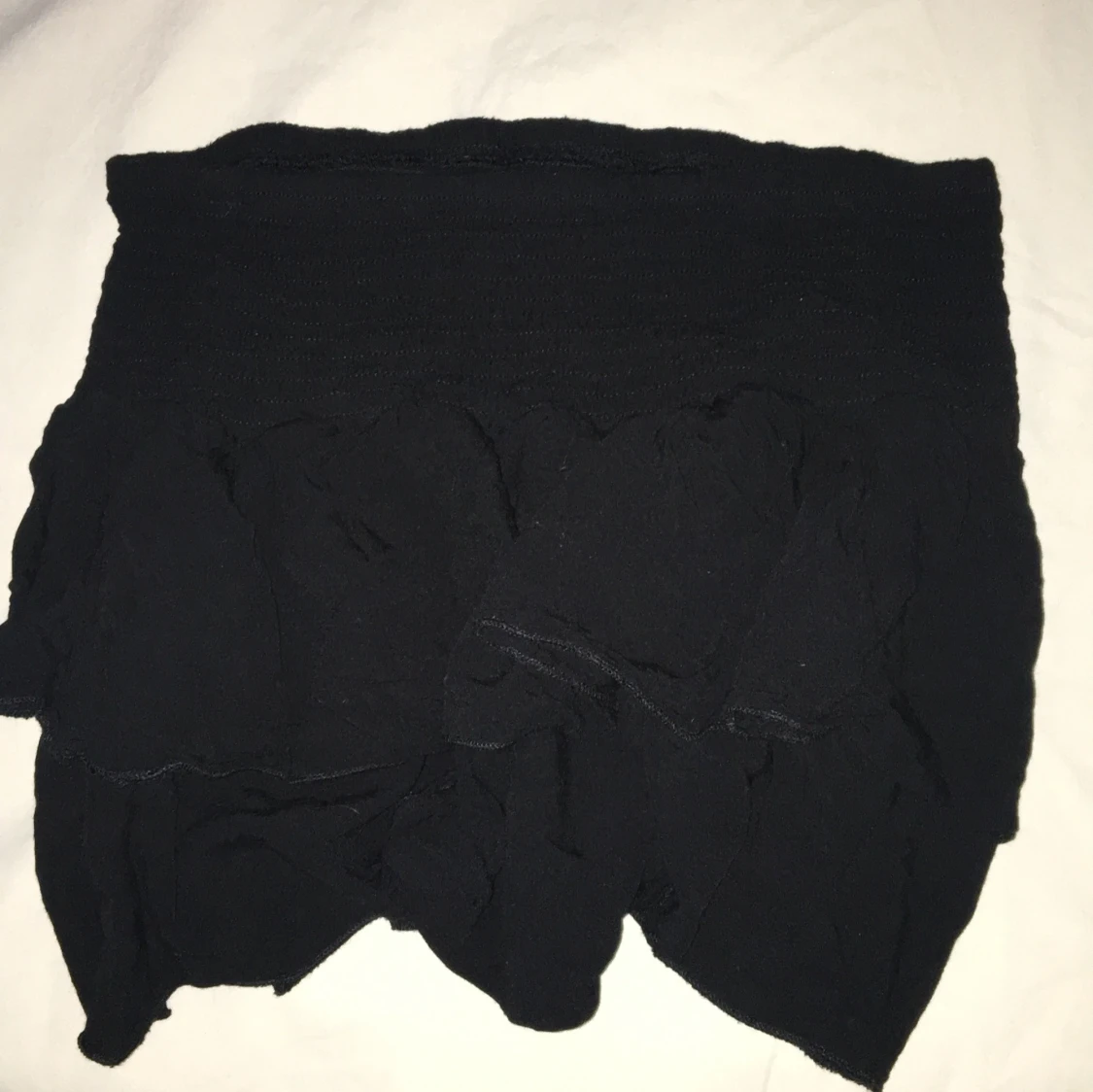 Svart volangkjol med resårmidja - 2