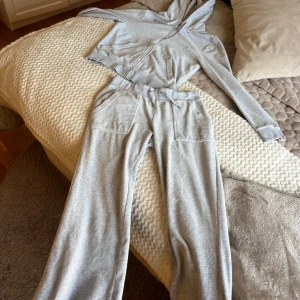 Grå kofta och byxor från Juicy Couture - Säljer ett grått mjukisset från Juicy Couture. Tröjan är i stl S och byxor är i stl XS. 