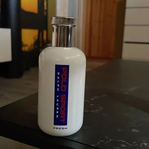 Polo Sport Fresh herrparfym från Ralph Lauren - Fräsch herrparfym från Ralph Lauren, Polo Sport Fresh. Flaskan är vit med blå och röd etikett samt silverfärgad kork. Klassisk och sportig design som passar dig som gillar en energisk doft.