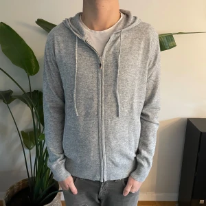 Kashmir/Merinoull Hoodie - En sjukt snygg Kashmir/Merinoull Hoodie i storlek S!🌟 Modellen är 178. Använd max 3 gånger, nyskick! Hör av dig vid intresse eller minsta fundering😊