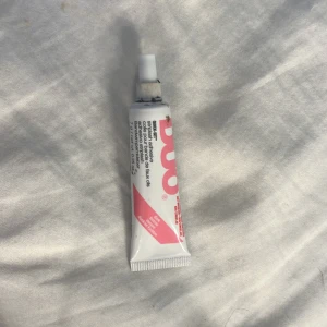 DUO ögonfranslim i tub - DUO ögonfranslim i vit tub med rosa detaljer. Perfekt för att fästa lösögonfransar, kommer i en smidig tub med smal applikator. Limmet är genomskinligt när det torkar och passar till alla typer av lösfransar. Använd några få gånger men funkar inte för mig !!