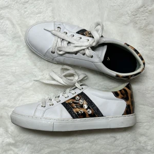 Leopard sneakers guess skor  - Superfina sneakers från guess, storlek 40. Har fler bilder jag kan skicka i dm vid intresse. Köp sker via köp nu, jag postar inom 24h. Kvar tills markerad såld 