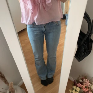 Ljusblå bootcut jeans från Levis - Säljer ett par ljusblå Levis jeans med klassisk bootcut-modell och femficksdesign. Jeansen är lågmidjade 💗 midjemått rakt över ca 33 innerbenslängd ca 75 💗 