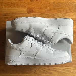 Nike Air Force 1 Low - Klassiska Nike Air Force 1 Low i helvitt skinn. Ikonisk siluett med rund toebox.Perfekta för dig som gillar en clean och tidlös look. Skorna är inprincip nya då jag bara använt dom två gånger. Det ända som visar på lite användning är att de e några stjärnor borta på sulan men inget som märks. Orginal box medföljer. Nypris 1500, mitt pris 1000. Hör av er vid mer frågor.