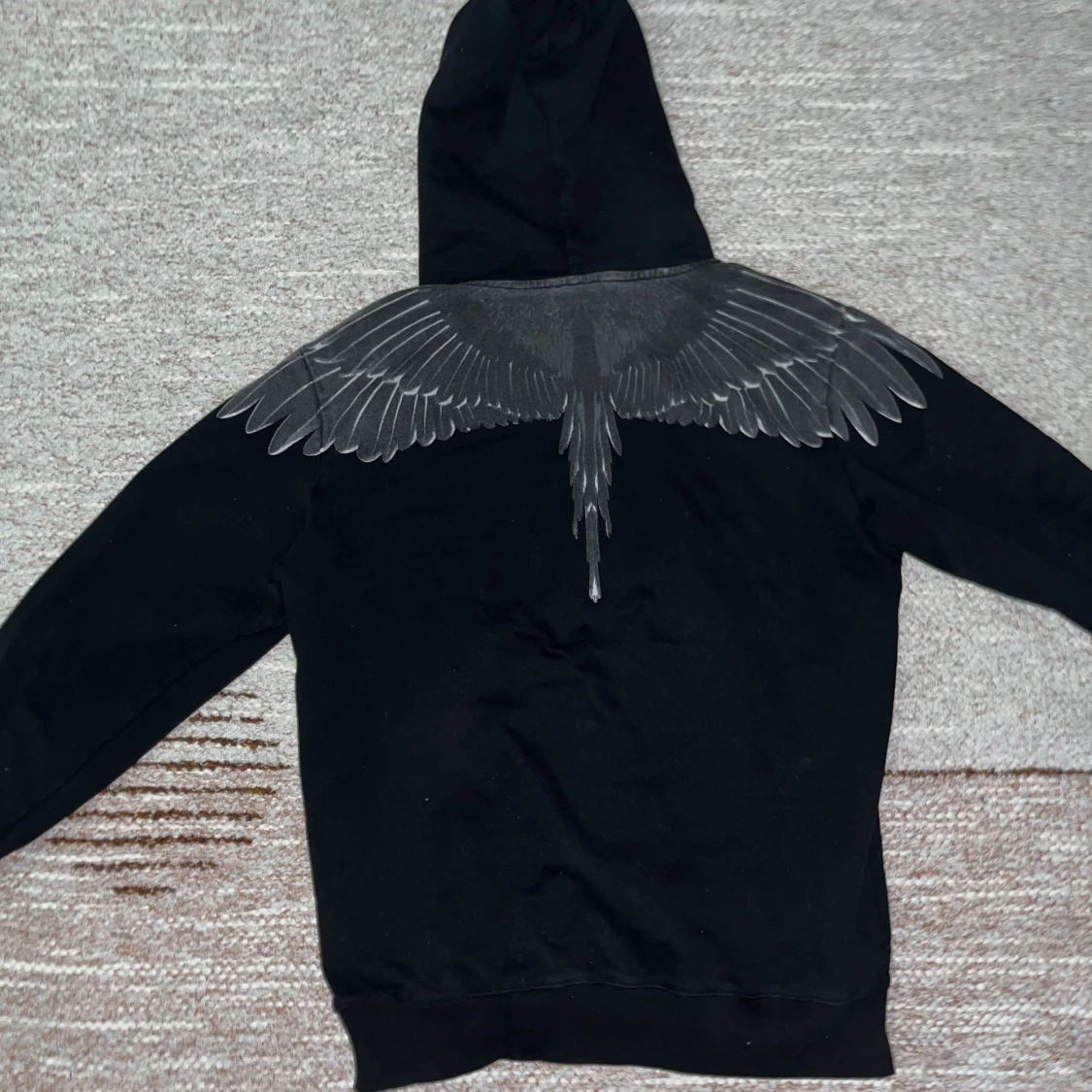 Svart hoodie med vingmönster från Marcelo Burlon - 1