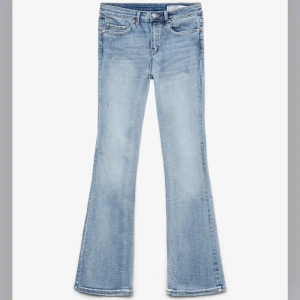 jeans från Vero Moda - Snygga blå mid waist jeans från Vero Moda med klassisk femficksdesign. 