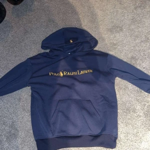 Polo ralph lauren hoodie  - Skicket är nytt och det är en väldigt fräsch hoodie. Pris är hugget i sten hör gärna av dig vid funderingar 