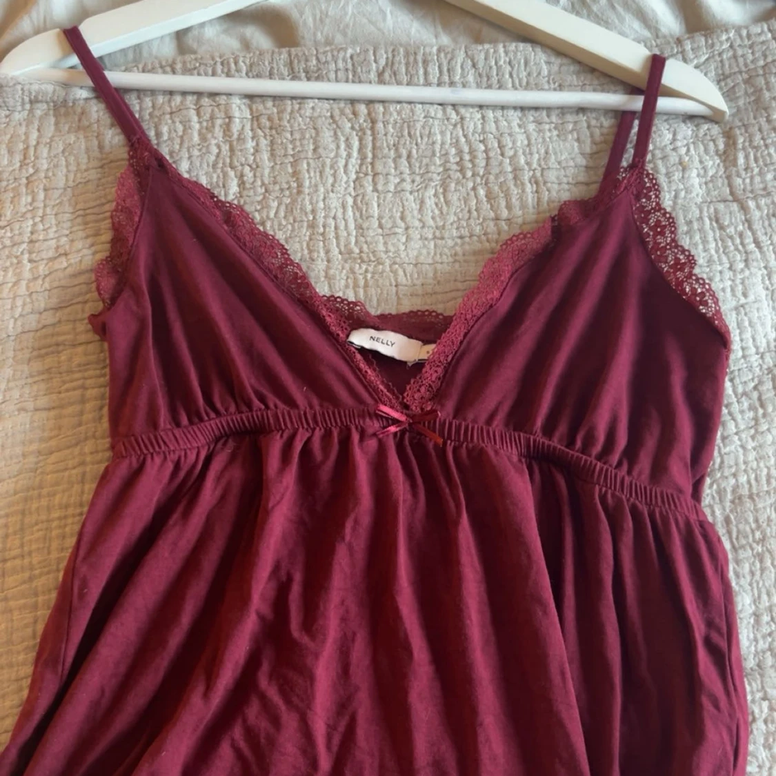 Vinröd topp med spetsdetaljer från Nelly