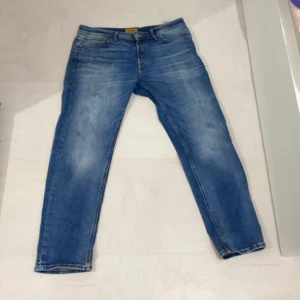 Jeans herr - Blå raka tapared jeans från Jack & Jones. Jeansmodellen heter ”MIKE”. Storlek: W34 L30