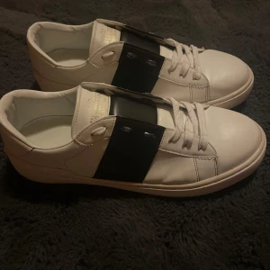 Valentino open - Snygga Valentino skor i vitt läder. Perfekt för dig som vill ha ett par stilrena men sköna skor. Använda sparsamt så dom har mycket kvar att ge. Storlek 44 men sitter lite litet i storleken. Box och allt medföljer. 