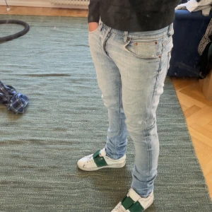 Nudie Jeans Grim Tim 30/32 - Säljer mina Nudie Jeans i modellen ”Grim tim” då det är för små för mig. Använda men i bra skick, modellen är Slim Fit. Perfekt färg nu inför sommaren!