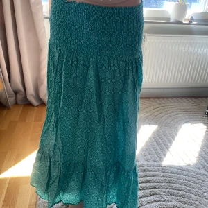 Turkos/grön långkjol från Zara stl 146/152 - Säljer en grön/turkos långkjol med elastisk midja och diskret mönster. Kjolen är från Zara i stl S, men är uppsydd och passar stl 146/152. 