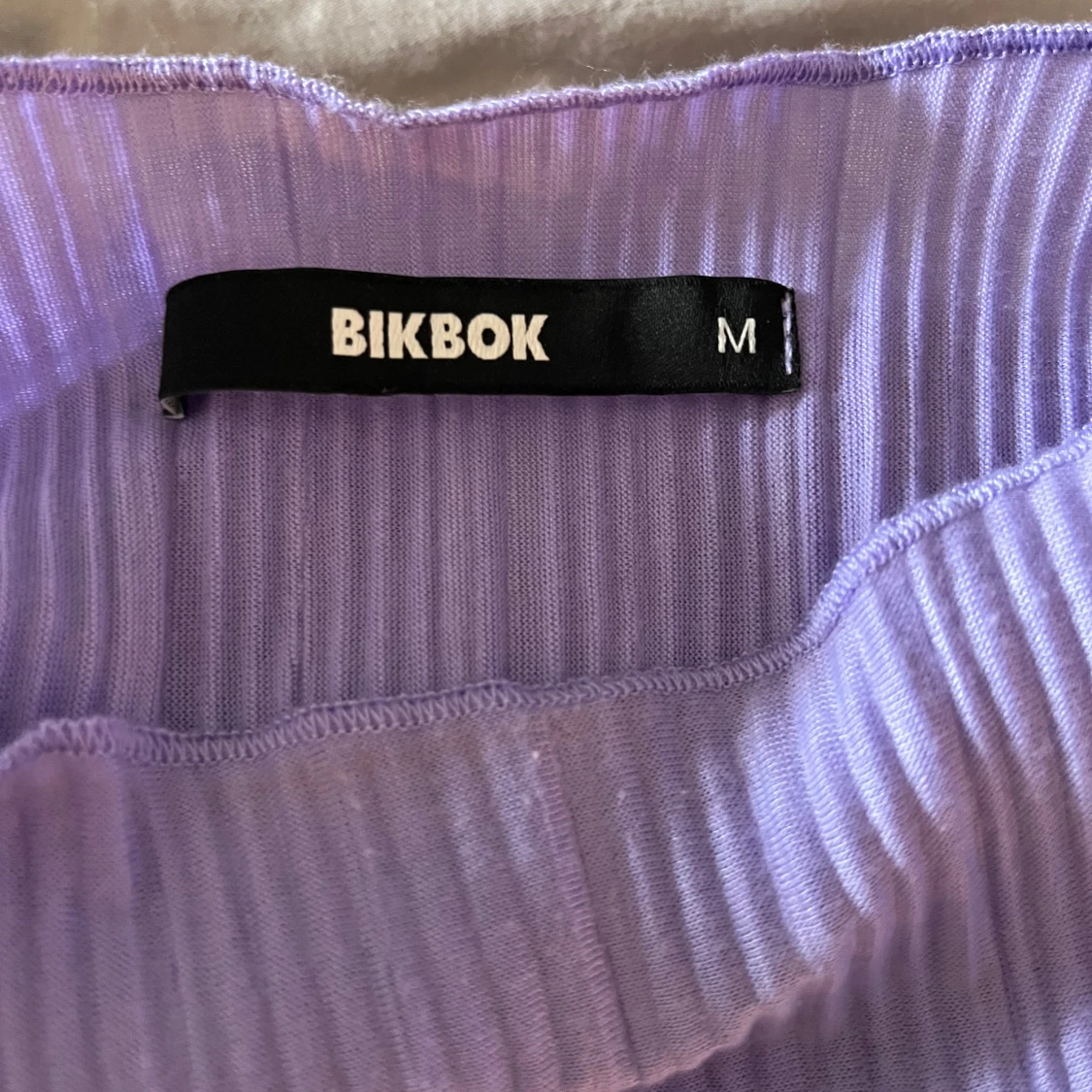 Ljuslila ribbad tröja från BikBok - 1