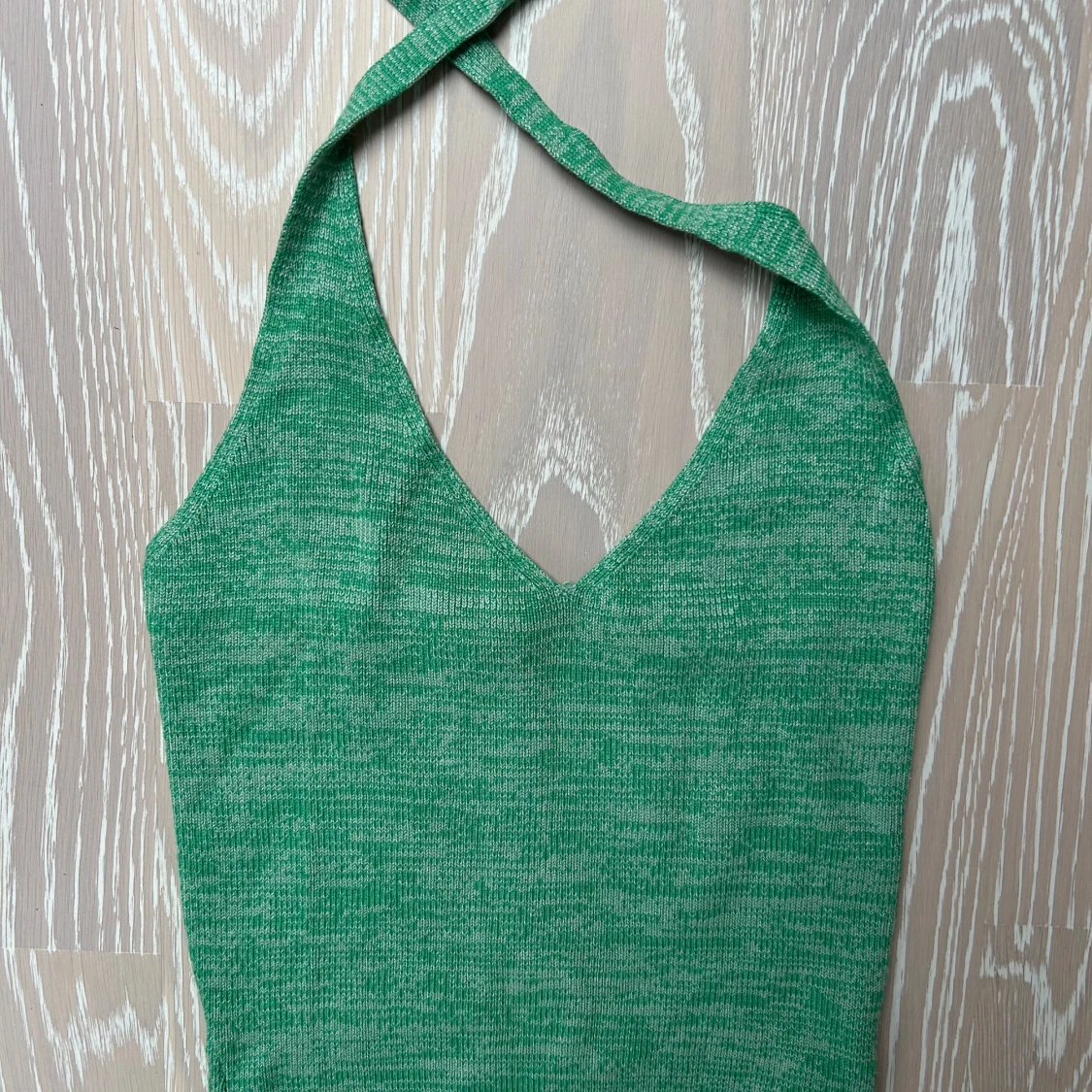 Grön stickad klänning med v-ringning - 1