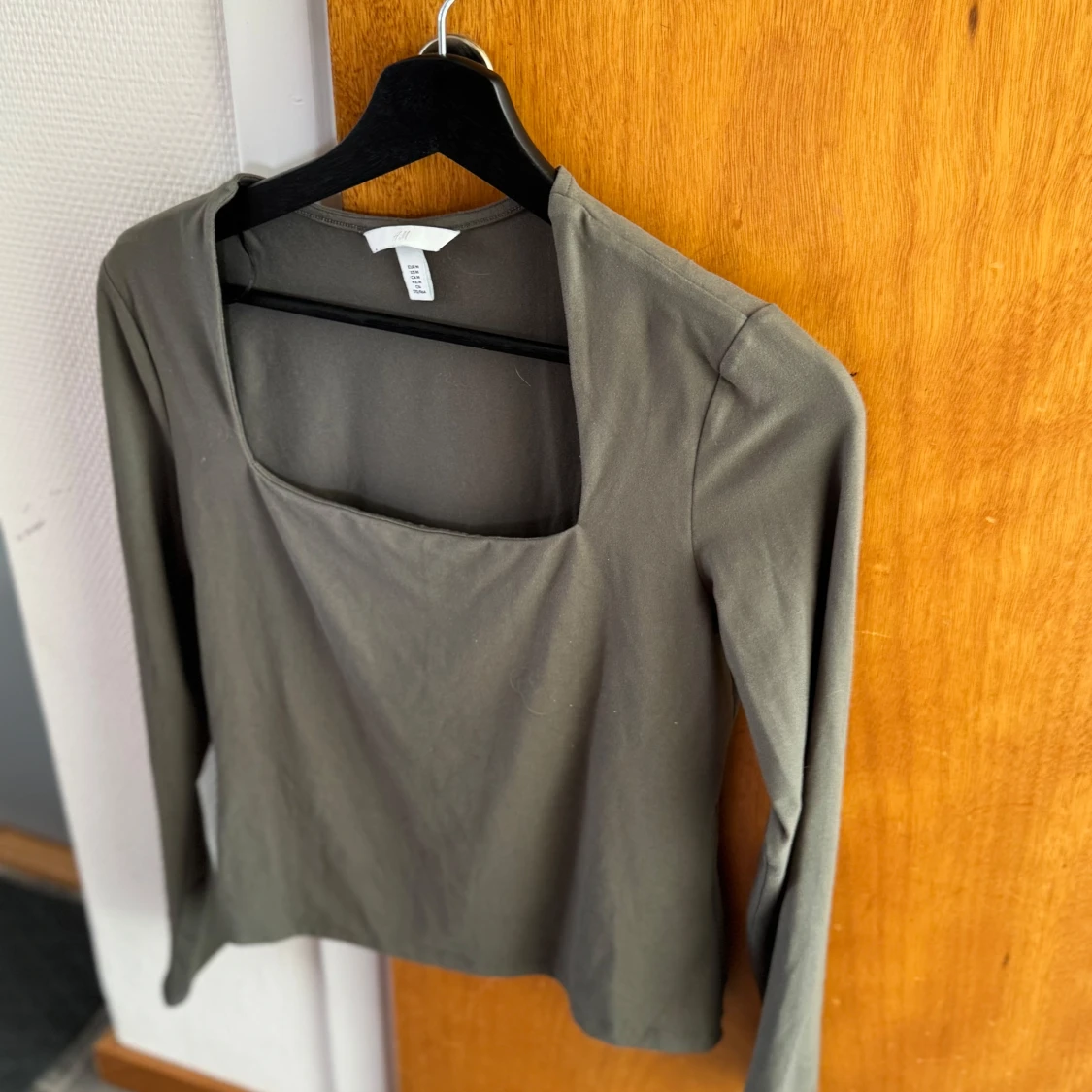 Olivgrön långärmad topp med fyrkantig ringning från H&M - 2
