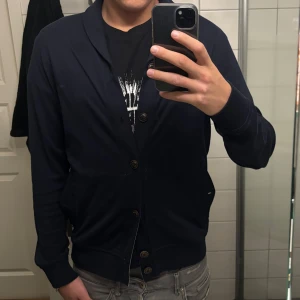 Cardigan - Tja, säljer en cardigan från Ted Baker. Skick, 8/10. Storlek M. Nypris 2000, mitt pris är 299. Hör av dig vid frågor o funderingar!