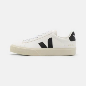 Vita sneakers från Veja - Säljer mina vita sneakers från Veja med svart logga på sidan och svart detalj. Dessa skor är amvända då jag säljer dom så billigt, skriv för fler bilder
